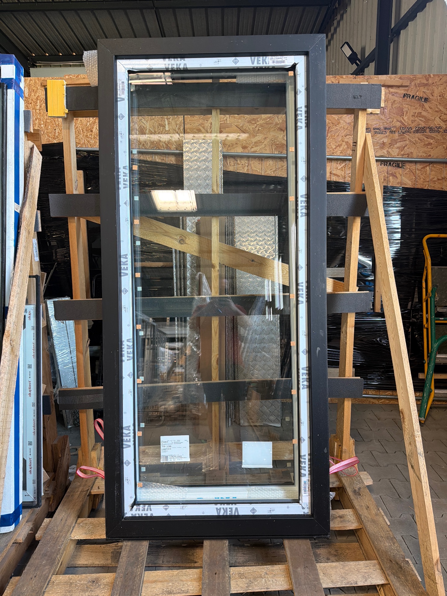 Porte-fenêtre PVC 900×1980 oscillo-battant — double vitrage noir/blanc VEKA